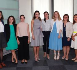 Doña Letizia saluda a los trabajadores españoles de la UICC durante su visita a las instalaciones